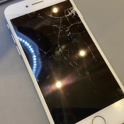 iPhone8 画面のヒビは早めに修理を！