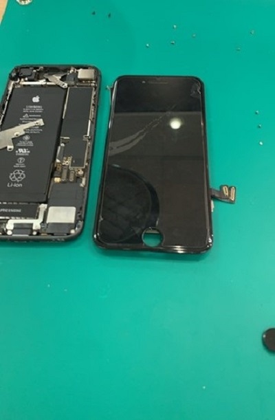 【練馬区】iPhone8　画面が見えない。。