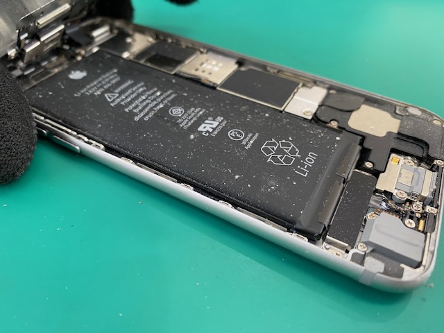 【葉山】 iPhone 6のバッテリー交換