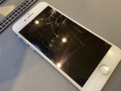 大量のヒビが入ったiPhone7でも修理可能です！
