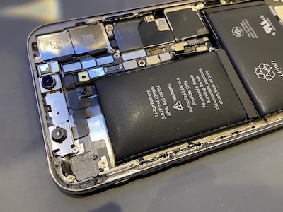 バッテリーが膨らんだiPhoneXを修理！