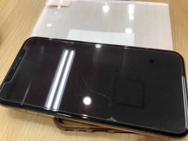 【板橋区】　iPhoneXS フィルムの貼り付け　