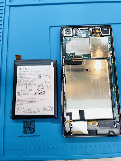 Xperia Z5バッテリー膨張によるバックパネル浮き