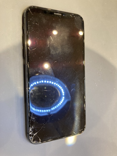 画面の四隅に小さな傷と亀裂の入ったiPhoneXSの画面交換