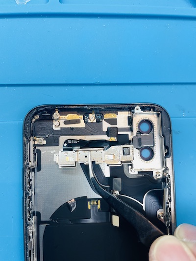 水没した後から画面が点かないiPhoneXの水没修理
