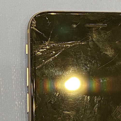 画面上部に大きな打痕のあるiPhone8の画面交換修理