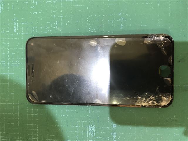iPhone8ガラス割れ修理（足立区綾瀬からご来店）