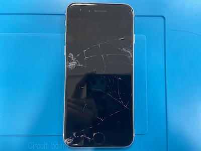 画面下部に大きな打痕のあるiPhone8の画面割れ修理