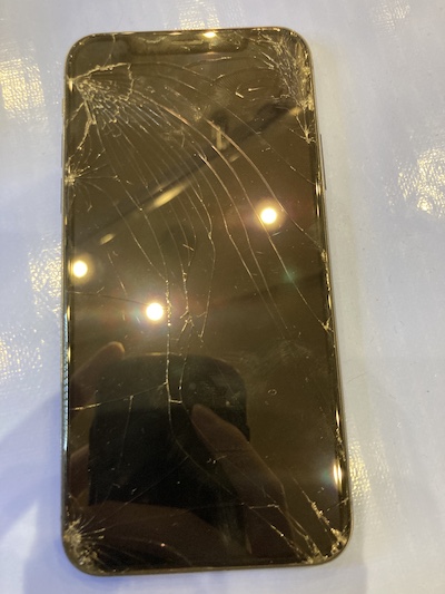 バキバキになったiPhone7を修理！