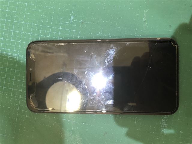 足立区千住よりお越しのiPhoneXRガラス割れ修理のお客様！！