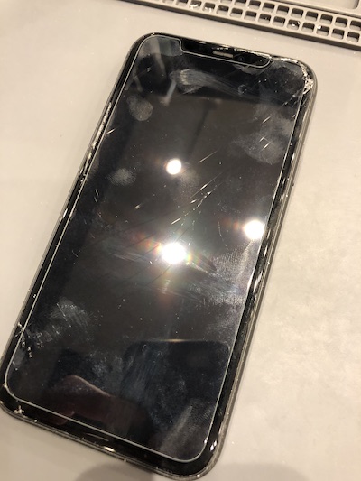 落としたら画面がカラフルに..iPhone11の液晶故障の事例