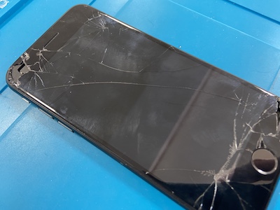 画面の上下ともに大きな穴が開いたiPhoneSE2