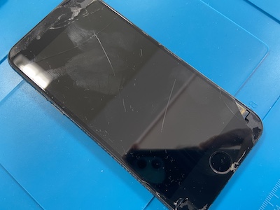 角が欠けたiPhone7も綺麗に修理可能です♪