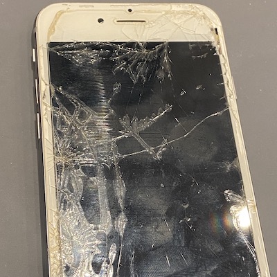 パネルに小さな穴が...そんなiPhoneでも修理可能です！