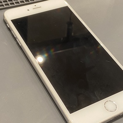 iPhoneの画面が真っ暗!! どうすればいいの?!
