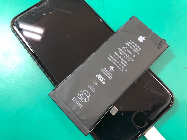 iPhone8バッテリー交換（背面ガラス割れ）