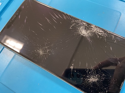大きな打痕が付いたiPhoneXの画面割れ修理