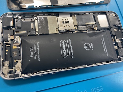 バッテリーが膨張したiPhoneSE【バッテリー交換】