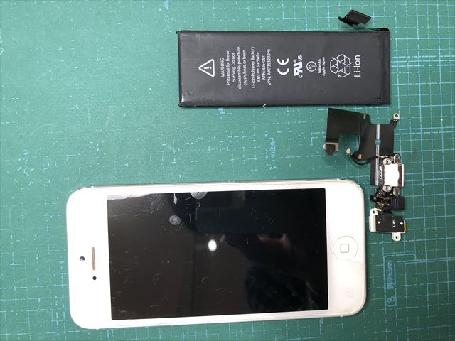 荒川区南千住よりお越しのiPhone5ドックコネクター交換のお客様！