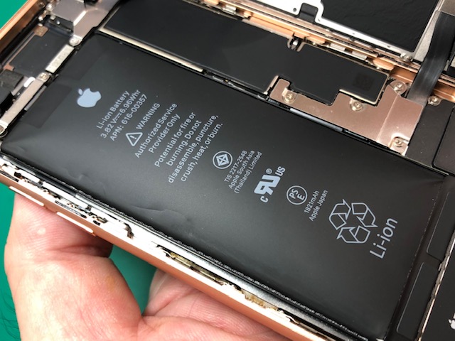 iPhone修理 イオン板橋店【練馬区】8バッテリー膨張