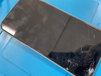 画面下部に大きな落下痕！iPhoneXR 画面割れ修理