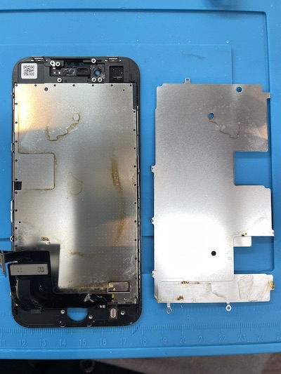 《名古屋今池店》iPhoneSE2水没して画面に白いシミがでる症状