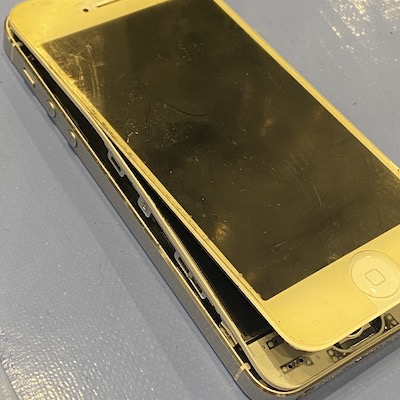 バッテリー膨張・画面が外れたiPhone5を修理しました！