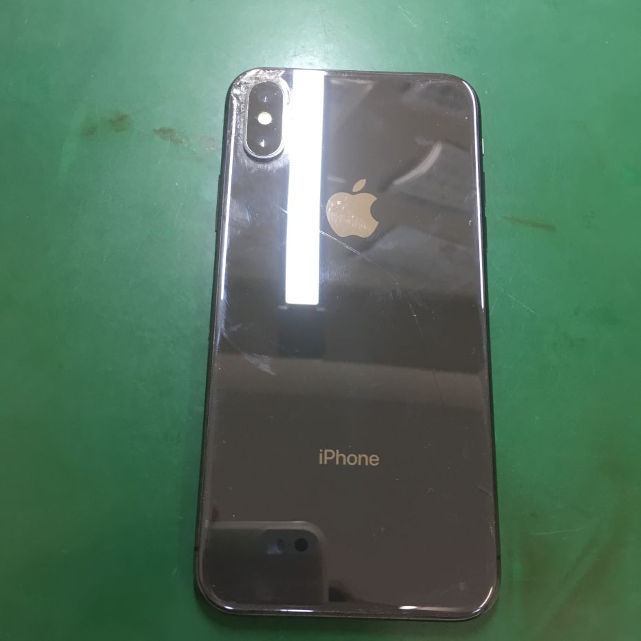 iPhoneXパネル修理(背面もなかなかの割れ具合）