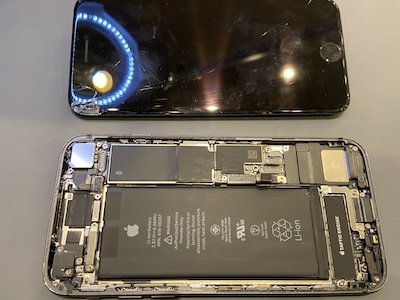 画面上部に大きな穴が開くほどの打痕のiPhone8の画面割れ修理