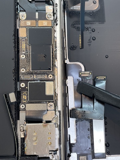 iPhone11が水没して起動しなくなった際の内部乾燥