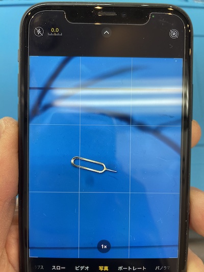 iPhone11のリアカメラにひび割れたような黒い線
