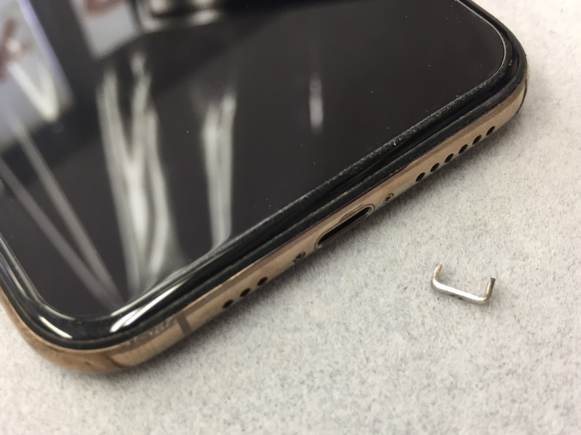 iPhone/iPad 充電コネクタの異物除去