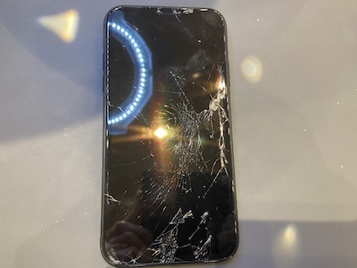 バキバキに割れたiPhoneXRの液晶画面修理！