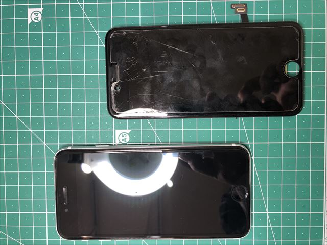 足立区千住よりお越しのiPhoneSE2ガラス割れ修理のお客様！！