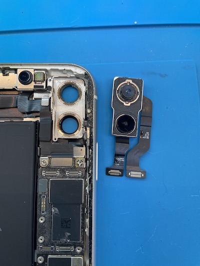 iPhone11バックカメラレンズ割れに伴い黒点々が写り込む症状