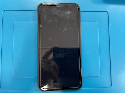 音は鳴るのに画面は真っ暗！iPhoneXの画面修理！