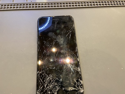 画面がバリバリのiPhone7画面交換修理