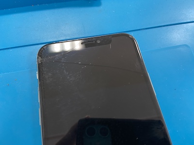 画面上部に亀裂の入ったiPhoneXの画面割れ修理