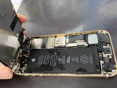 水に濡れて故障したiPhoneなら当店にお任せください！