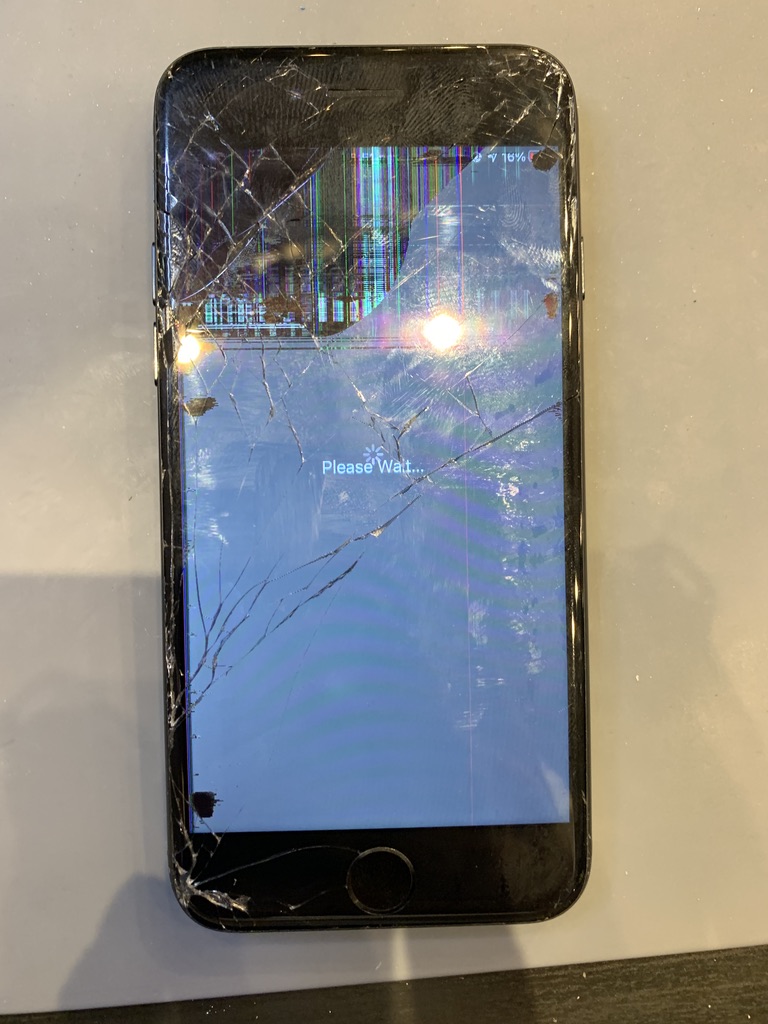 【iPhone,iPad】画面のヒビは放置するとデータが消える！？