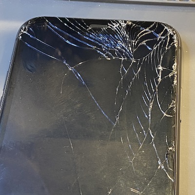 iPhone11 ヒビだらけの画面でも、データそのまま修理可能です！