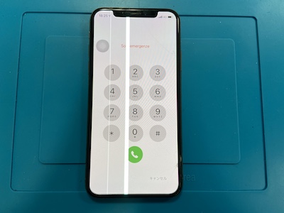 液晶に縦線が出るiPhoneXS 修理しました！