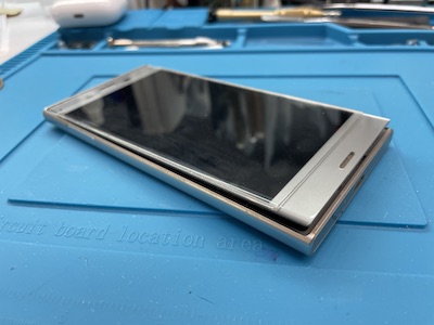 Xperia XZs バッテリー膨張　液晶パネルが浮き上がる現象