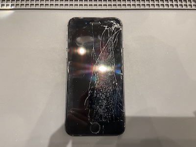 画面の半分がヒビだらけのiPhone8 修理しました！