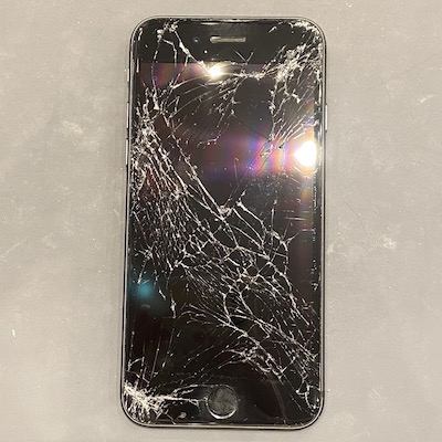 ヒビだらけのiPhone8 修理しました！