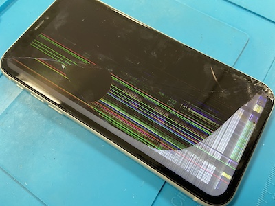液晶割れで画面が真っ黒になったiPhone11【画面交換修理】