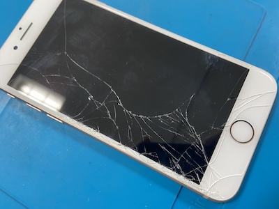 画面が割れて真っ暗になったiPhone8