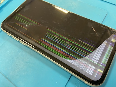 液晶が割れて何も見えなくなったiPhone11