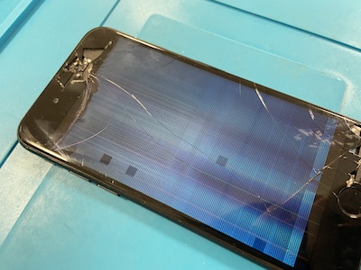 液晶割れで画面が見えなくなったiPhone7