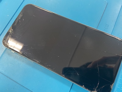 iPhoneXSの画面割れ修理！